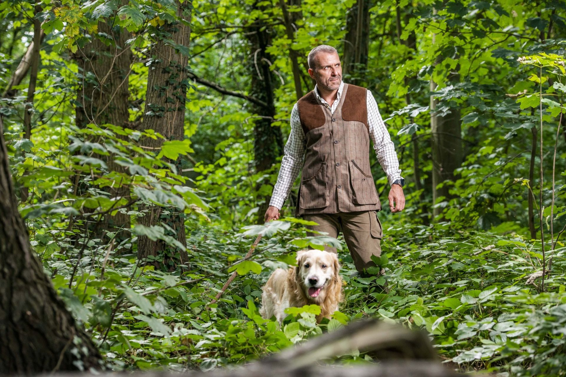 Baleno Milton tweed schietvest voor heren tijdens een wandeling met de hond